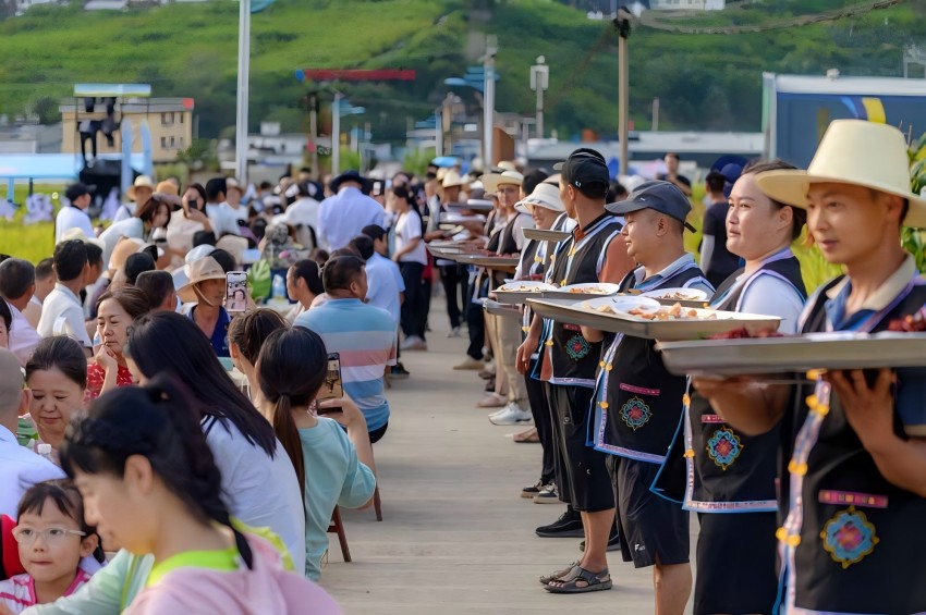 百米長桌宴。東影數字電影供圖