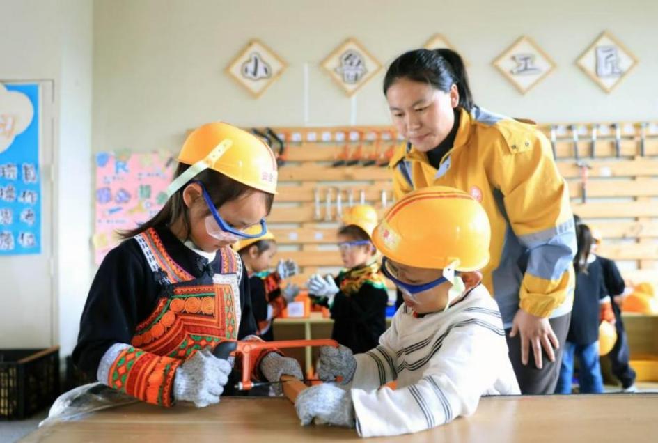 涼山州昭覺縣昭美社區幼兒園的小朋友在木工坊進行動手實踐。昭覺縣昭美社區幼兒園供圖