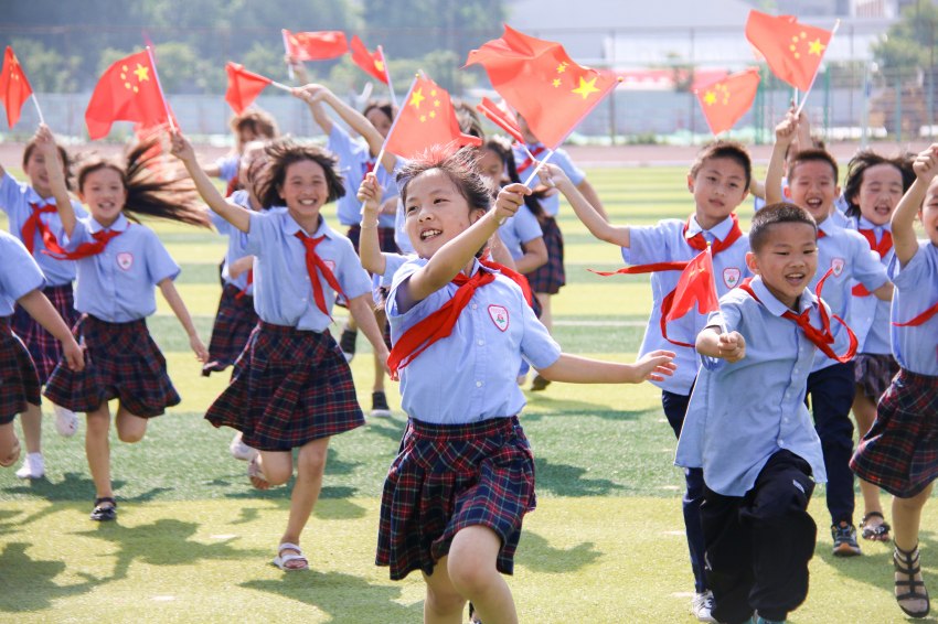 旺蒼縣佰章小學的孩子們祝福祖國“生日快樂”。李俊攝