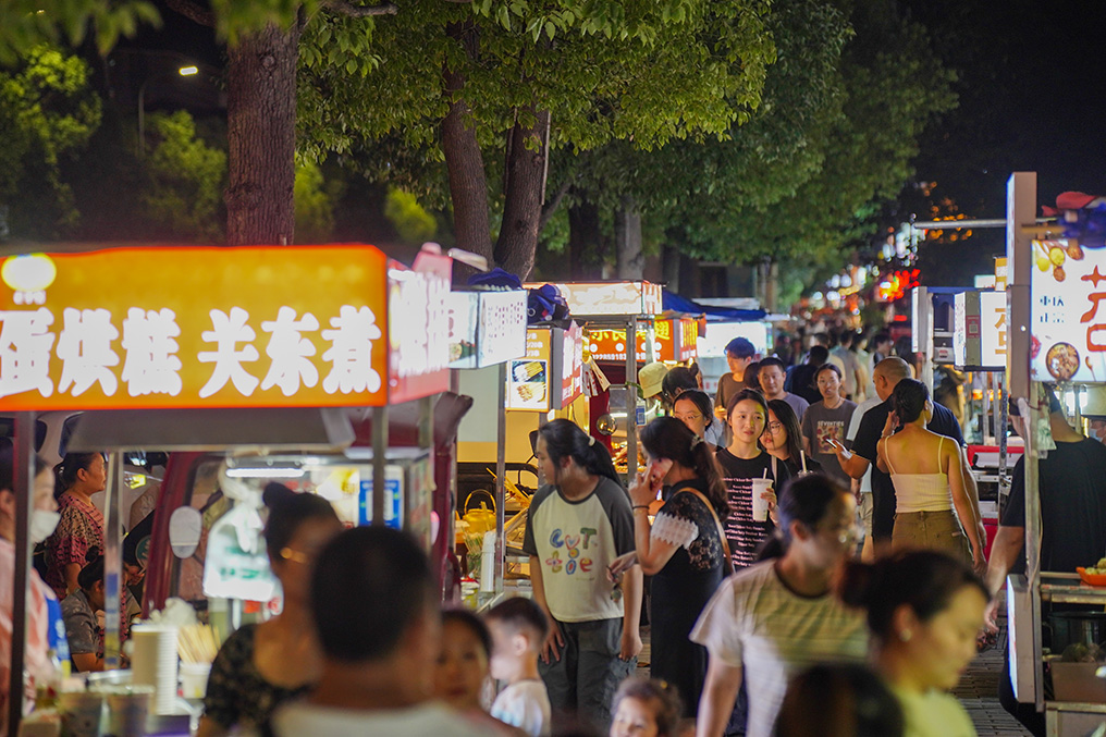 彭溪河臨時(shí)便民攤區(qū)夜市現(xiàn)場。翁光建攝