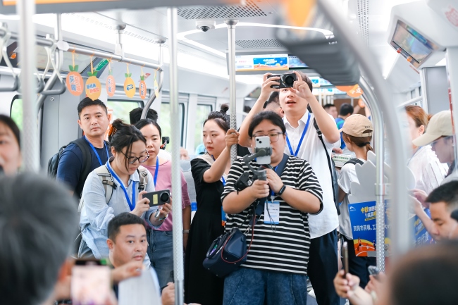 試乘市民打卡資陽線列車。成都軌道集團供圖