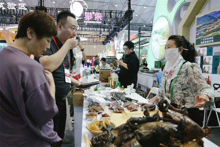 市民品廣元美食。