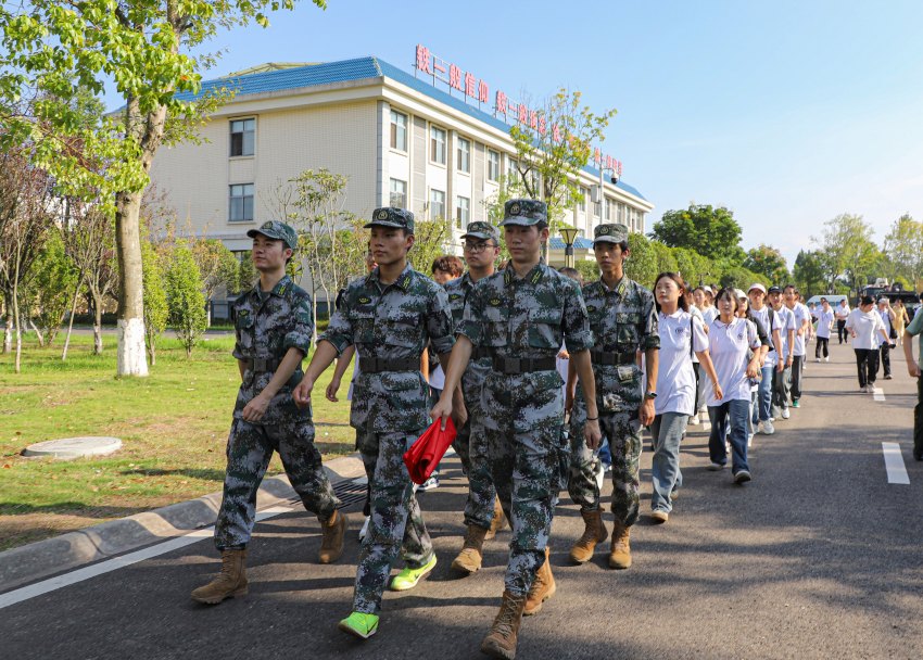 官兵們迎接學(xué)生進(jìn)軍營(yíng)。資陽(yáng)市委宣傳部供圖