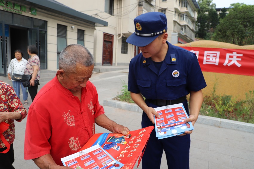 遂寧消防聯(lián)合社區(qū)開展國慶節(jié)前消防宣傳活動。四川省消防救援總隊供圖