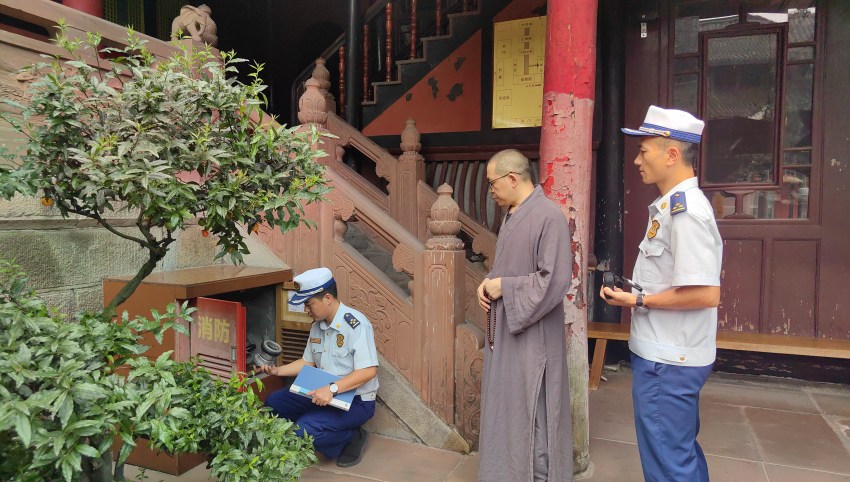 樂山消防走進峨眉山景區報國寺檢查消防設施完好情況。四川省消防救援總隊供圖