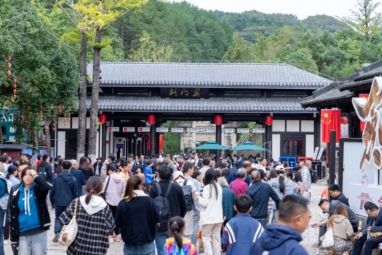 景區南門口游人如織。楊文波供圖