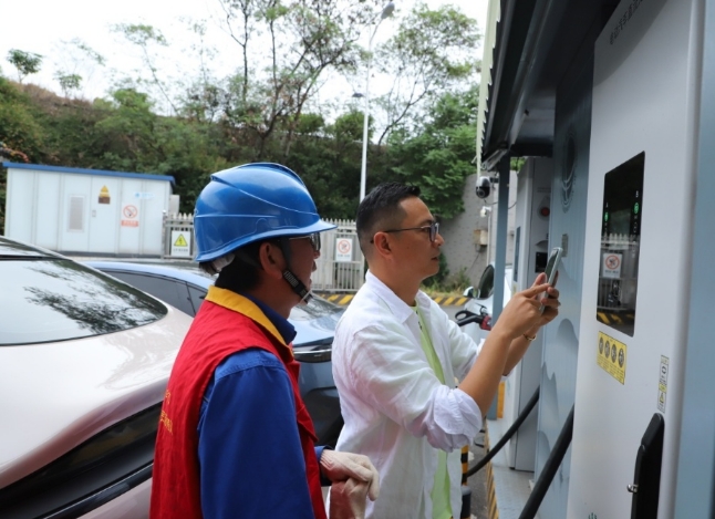 國家電網四川電力攀枝花連心橋共產黨員服務隊的隊員們檢查充電裝置。國網攀枝花供圖