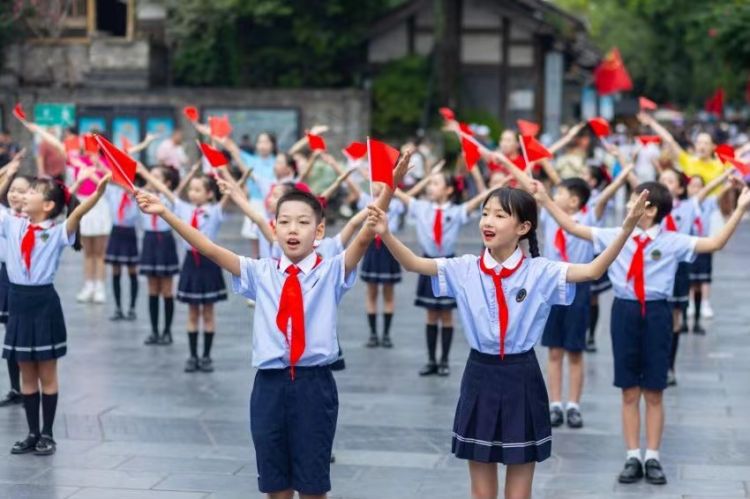 小學生齊唱《我和我的祖國》。寬窄巷子景區供圖