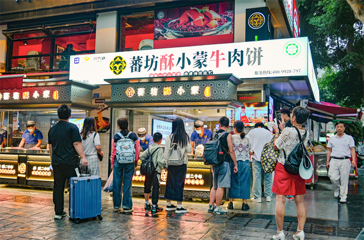 食客排隊買牛肉餅。青羊區融媒體中心供圖