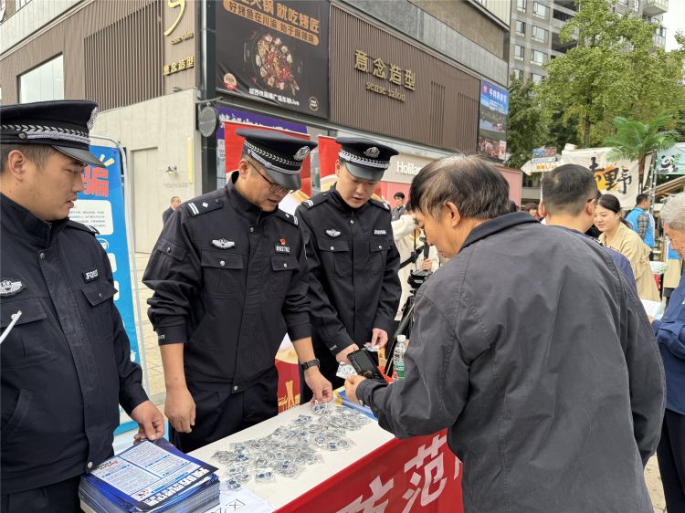 民警向老人宣傳防詐騙知識。袁興藝供圖