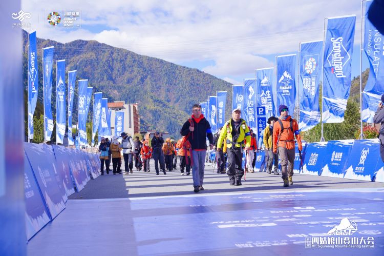 出發(fā)登山。四姑娘山景區(qū)供圖