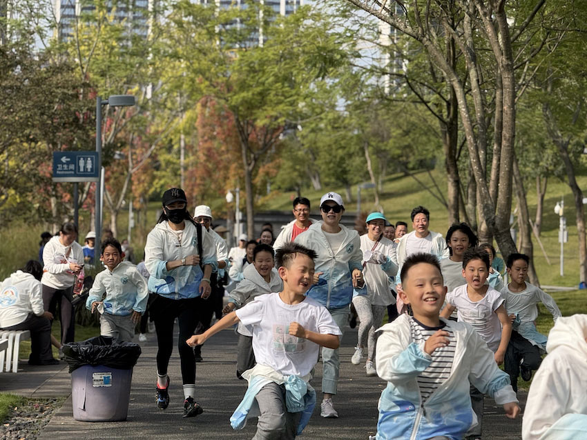 歡暢開(kāi)跑。天府七中供圖