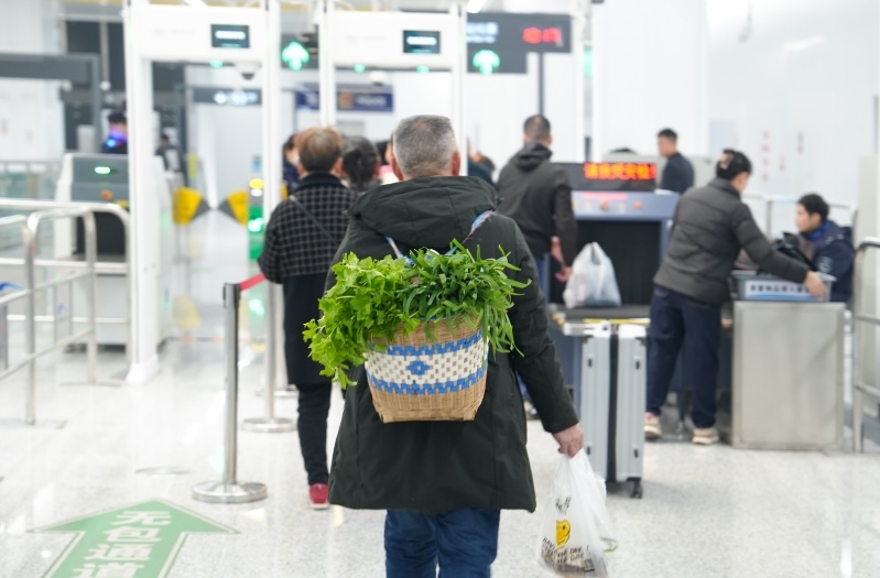 成都市民買菜歸家。成都軌道集團(tuán)供圖