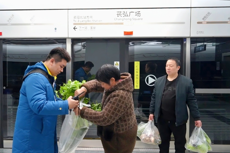 地鐵工作人員為市民提供打包袋。成都軌道集團(tuán)供圖