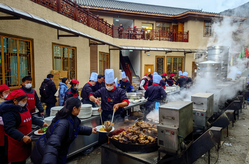 一起吃美食的幸福生活。冕寧縣文廣旅局供圖