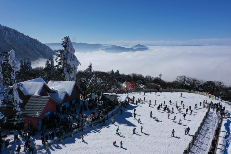 峨眉山滑雪場(chǎng)與云海相伴。主辦方供圖